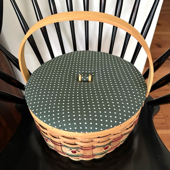 Vintage Sewing Basket Split Wood Basket APPLES Lined with Lid - Picture 2 of 12